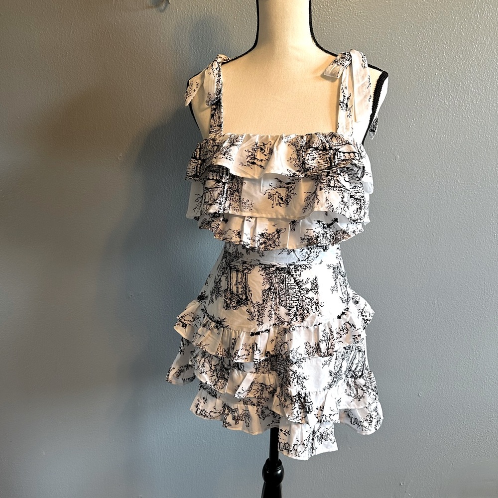 NWOT BOOHOO TWO PIECE, BLACK AND WHITE TOP AND SKIRT. SIZE 4.